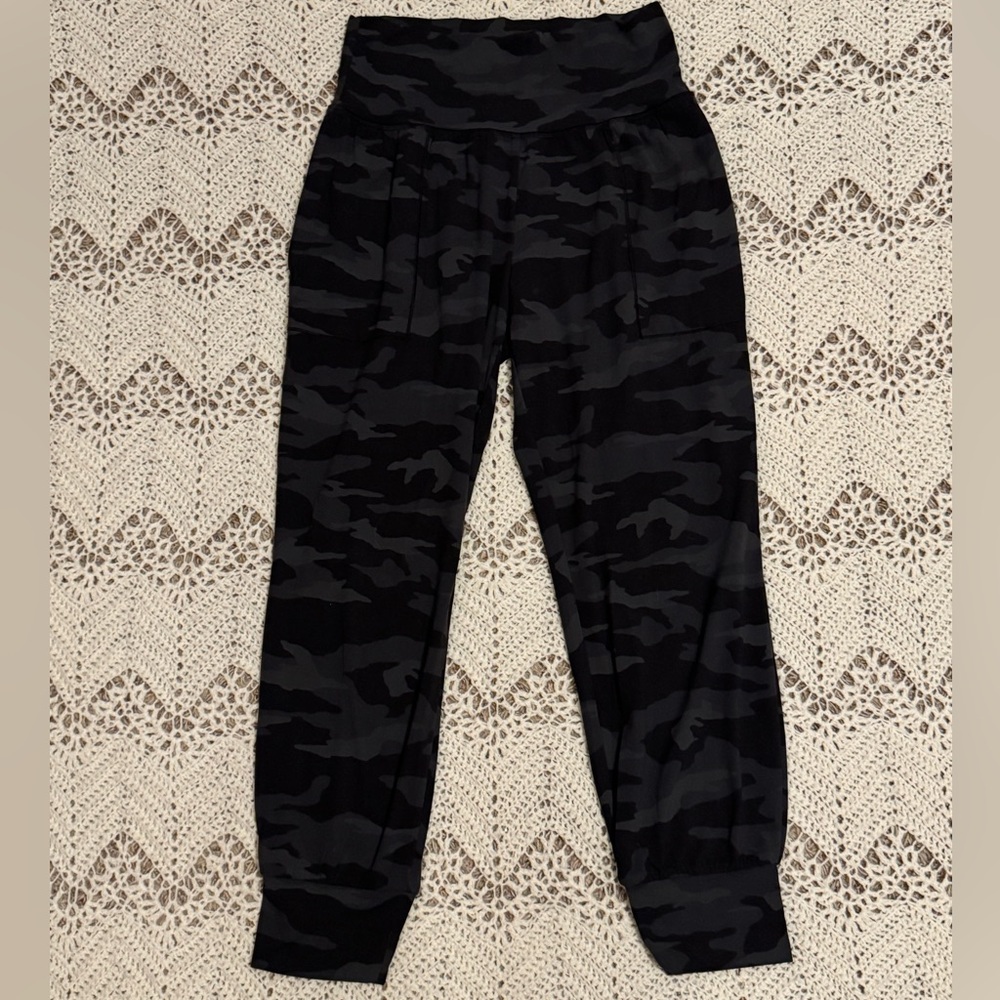 Athleta Salutations Dark Camo Jogger’s Women’s Size Small Waist & Ankle Elastic
